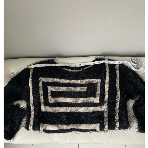 SOLD 🚫 Dex • Fuzzy thick black long sleeve shirt with cream design 🖤 - Picture 9 of 10